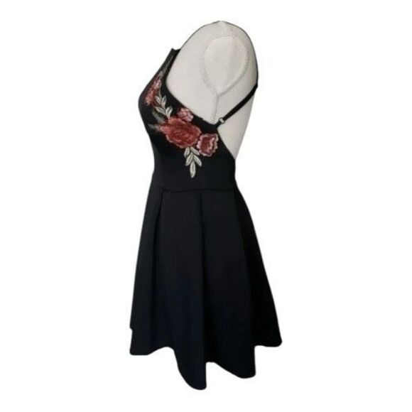 B.Darlin Fit & Flare Mini Dress Size 3/4 Black Red Floral Embroidered Open Back - Picture 4 of 10